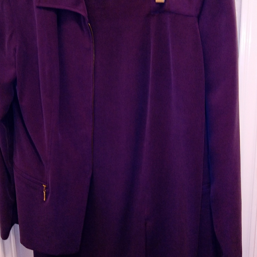 Silky suit - Picture 2 of 2